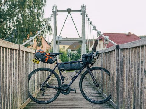 Radfahrerin auf der Hängebrücke am Muleradweg an der Freiberger Mulde